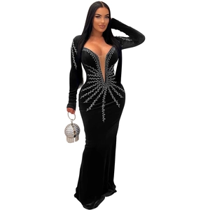 Détail d'une robe de soirée élégante en velours noir avec des strass étincelants en étoile
