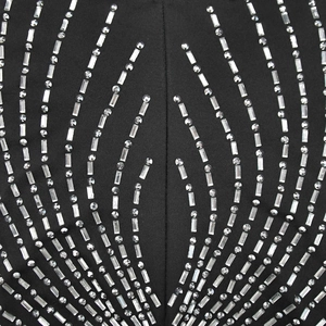 Détails de strass scintillants sur le tissu en maille noire de la robe courte