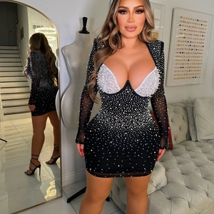 Robe courte moulante à manches longues en mesh avec strass et perles blanches