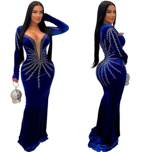 Détail de la robe en velours montrant des motifs en strass et un décolleté en V plongeant
