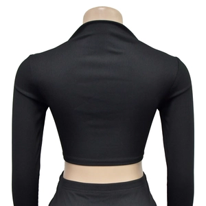 Vue arrière du crop top noir côtelé à manches longues avec col montant et coupe slim