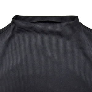 Gros plan du col en maille côtelée noire montrant les détails de la texture du tissu