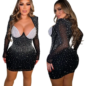 Robe moulante noire en mesh pour femme avec col en V profond, perles et manches longues chic