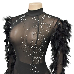 Détail de la robe en tulle avec strass argentés et poignets en plumes noires et perles