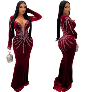 Détails de la robe de soirée en velours bordeaux avec col en V et motifs en strass brillants