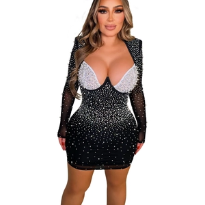 Mini robe noire moulante pour femme à manches longues ornée de perles scintillantes