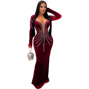 Détail de la robe en velours bordeaux avec décolleté en V et strass argentés brillants