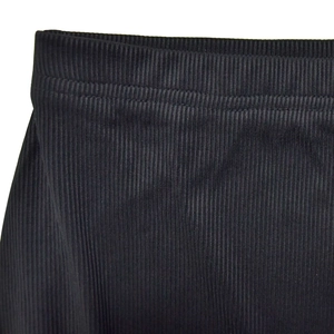 Gros plan sur la taille élastique d'une robe deux pièces noire en maille côtelée