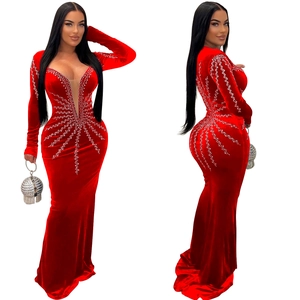 Vue détaillée avant et arrière de la robe de soirée en velours rouge et strass