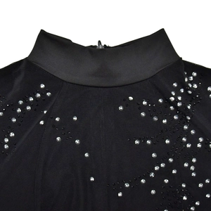 Détail du col montant en résille noire avec strass argentés et sequins brillants
