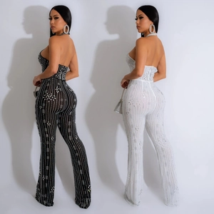 Détails de la combinaison dos nu à strass avec licou et tissu transparent élégant
