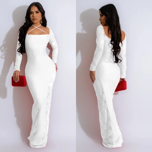 Elegante abito bianco a maniche lunghe con inserti in pizzo e scollo all'americana incrociato