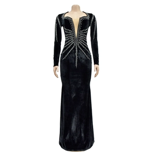 Détail de robe de soirée en velours noir avec décolleté en V et motifs strass argentés brillants