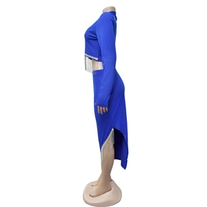 Détail d'un ensemble deux pièces en maille côtelée bleu roi avec de longues franges