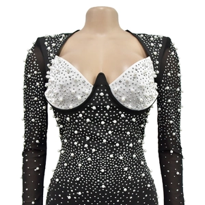 Détail du body en mesh noir avec bonnets blancs et ornements de perles et de strass fins