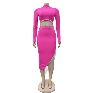 Détails d'un ensemble rose fuchsia deux pièces avec chaînes à franges et découpes chic