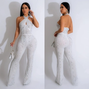 Combinaison dos nu blanche élégante avec strass et paillettes pour tenue de soirée