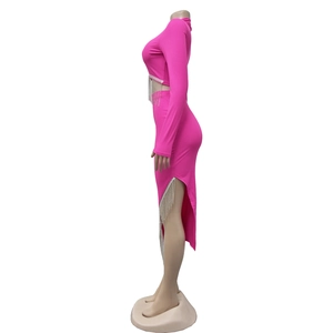 Détail d'un ensemble tricot rose vif avec franges argentées et jupe fendue sur le côté