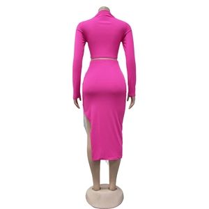 Détail de la jupe midi en maille rose avec fente latérale et franges argentées