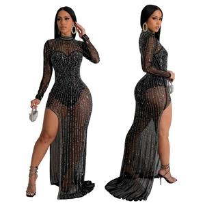 Elegantes schwarzes Netzkleid mit funkelnden Strasssteinen und hohem Seitenschlitz