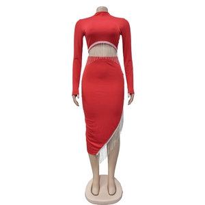Ensemble deux pièces rouge avec haut court à manches longues et jupe longue à franges strass