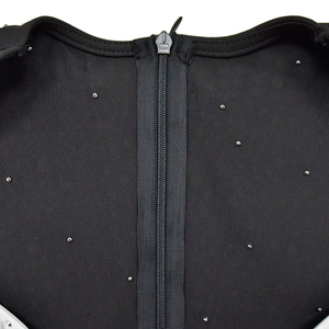 Détail de robe noire en résille avec des perles métalliques argentées et zip au dos