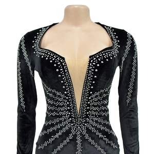 Détails des strass argentés en forme d'étoile sur la robe en velours noir chic