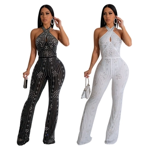 Gros plan des strass brillants et rayures verticales sur cette combinaison dos nu chic