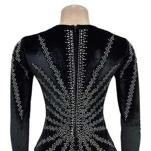 Détail du motif étoilé en strass argentés sur le dos de la robe en velours noir à zip