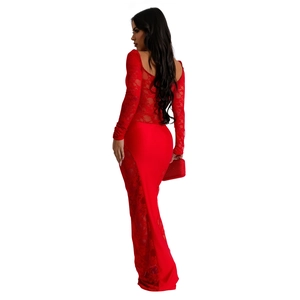 Dettaglio del vestito lungo rosso con eleganti cuciture in pizzo e design senza schiena in seta