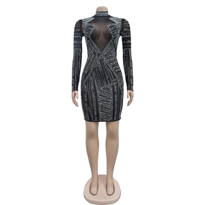 Détail de la mini-robe en mesh noir avec strass argentés brillants aux motifs géométriques