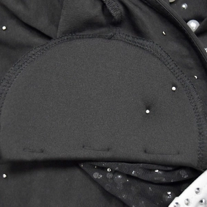 Détail de la structure interne avec perles argentées et tissu maille à paillettes sur robe