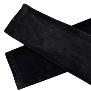 Détails de gants longs en velours noir montrant la texture luxueuse et les coutures renforcées