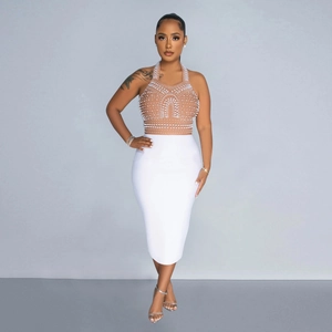 Dettaglio del top a lupetto in mesh con perle e gonna midi coordinata da donna