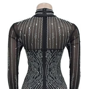Detailansicht des schwarzen Netzkleides mit Silber-Strass und verdecktem Reißverschluss