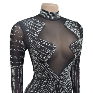 Détail de la robe en résille noire avec découpe en cœur et motifs de strass argentés