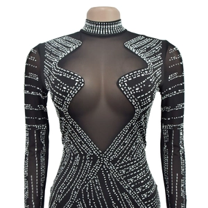 Détail d'un body noir avec strass, manches en maille et découpes au col géométrique