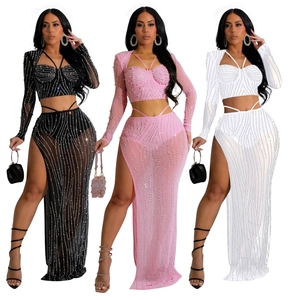 Détail d'un ensemble deux pièces en mesh transparent avec strass brillants et fente haute