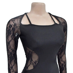 Dettaglio top nero a maniche lunghe con inserti in pizzo floreale e spalline sottili