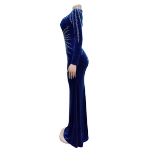Détail de robe longue en velours bleu marine à manches longues et motif d'étoiles en strass