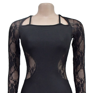 Dettaglio body nero attillato con maniche in pizzo floreale e scollatura con spalline