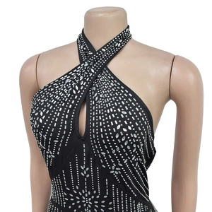Détail de la combinaison dos nu avec motifs en strass et découpe goutte d'eau