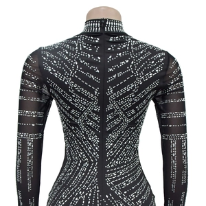 Détails du dos d'un body en maille noire avec strass argentés et fermeture éclair invisible
