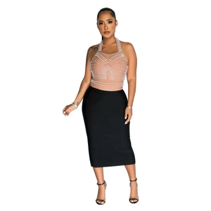 Elegante abito a lupetto in mesh con perle e gonna aderente nera per serate di gala
