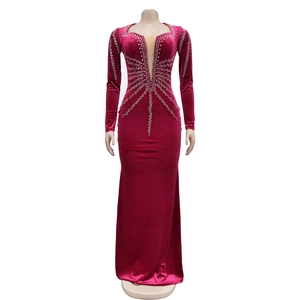 Détail de la robe en velours rouge foncé avec strass argentés et décolleté en V