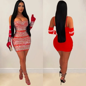 Sexy abito rosso aderente con strass argentati e guanti lunghi coordinati da donna