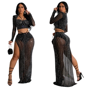 Détail d'un ensemble deux pièces en mesh noir avec strass brillants et fente latérale haute