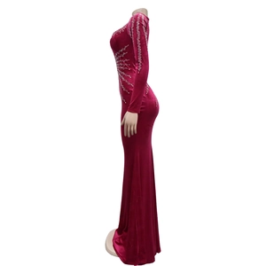 Détail de profil d'une robe de soirée en velours bordeaux avec strass argentés brillants