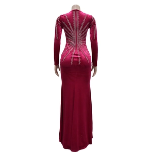 Détail d'une robe en velours avec motif soleil en strass argentés dans le dos