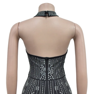 Détail du haut dos nu noir avec motifs en strass et fermeture éclair invisible au dos